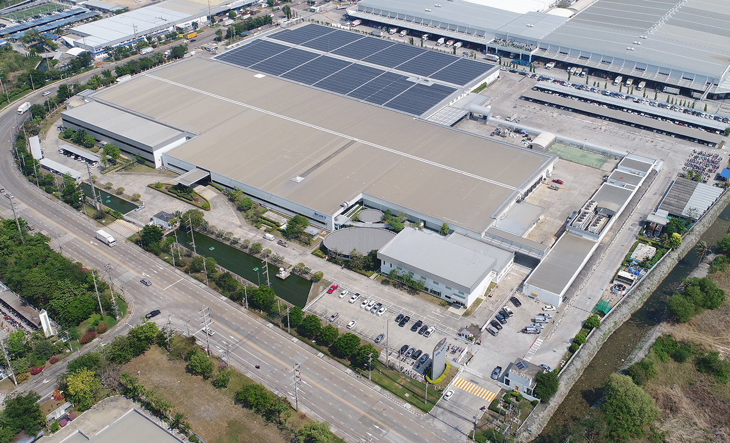 Toma aérea de una planta de producción de Sony con paneles solares